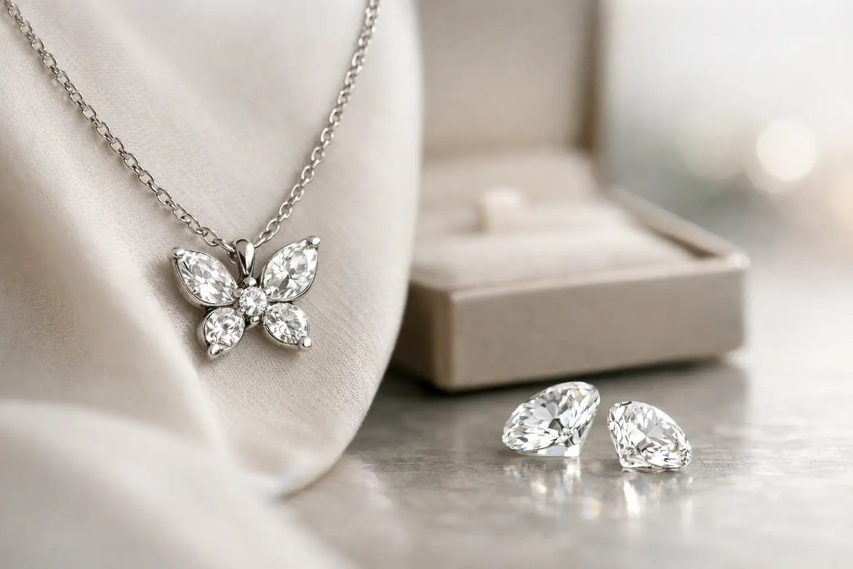Collana farfalla argento e moissanite: come sceglierla